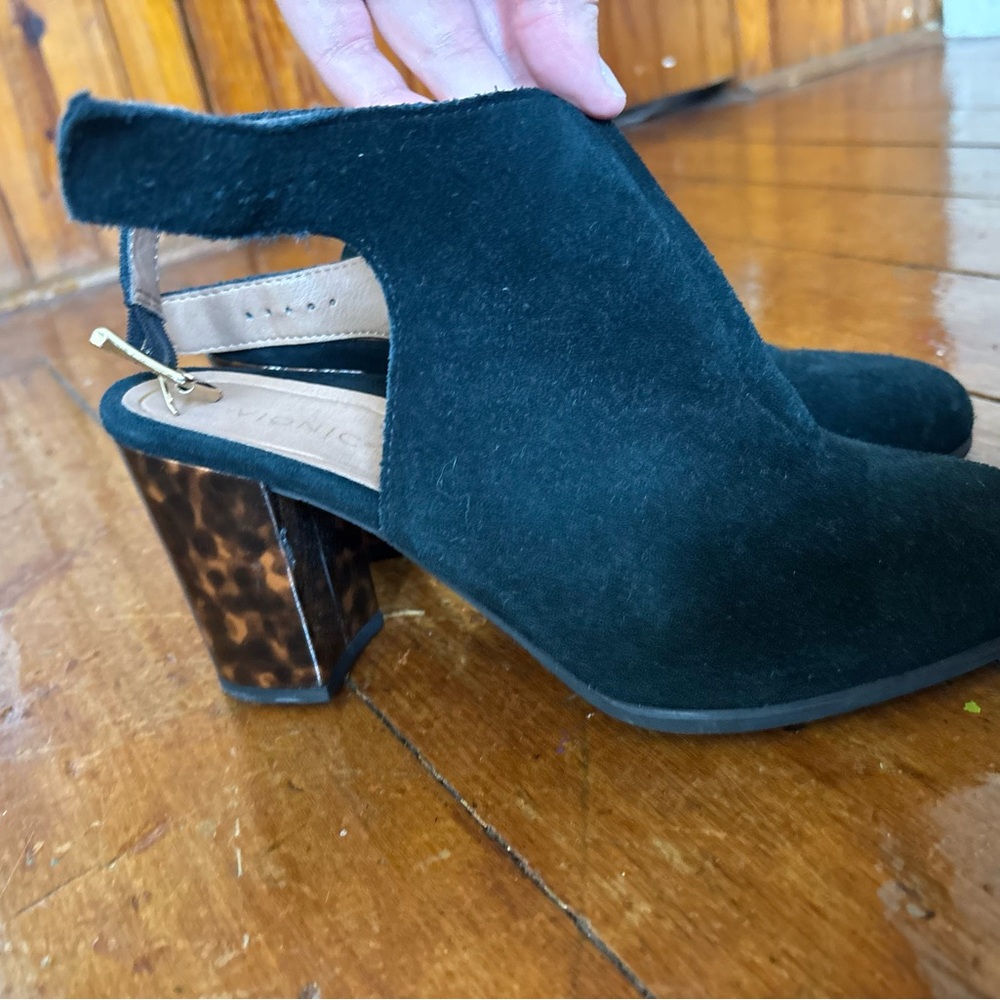 Elegant Black Ankle Boots with Tortoise Heel